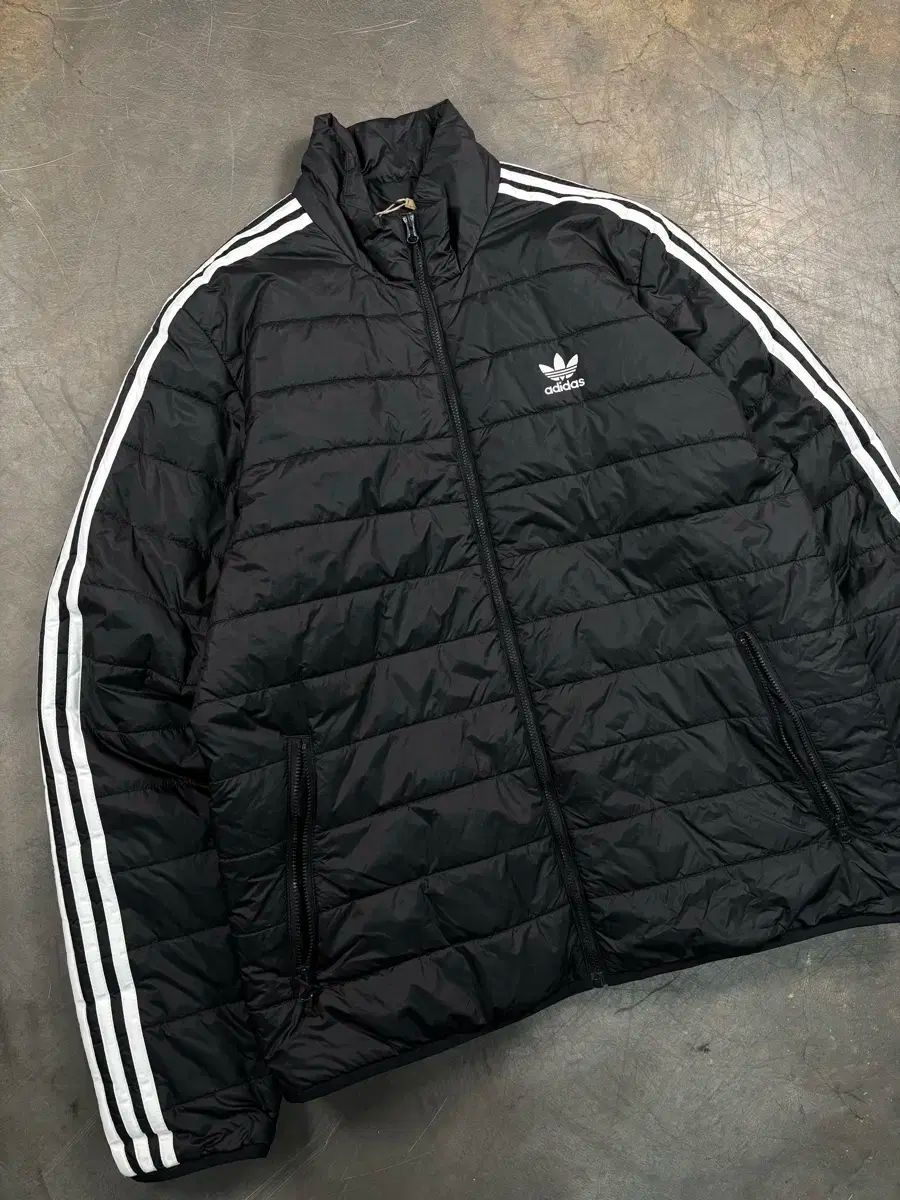 アディダス パッカブル 軽量ダウン