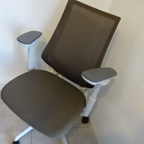 お部屋に馴染むおしゃれ ブラウン系メッシュ椅子