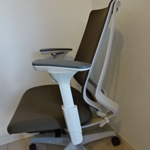 コクヨ デュオラチェア リモートワークに最適 お部屋に馴染むおしゃれ ブラウン系メッシュ椅子 白色フレーム