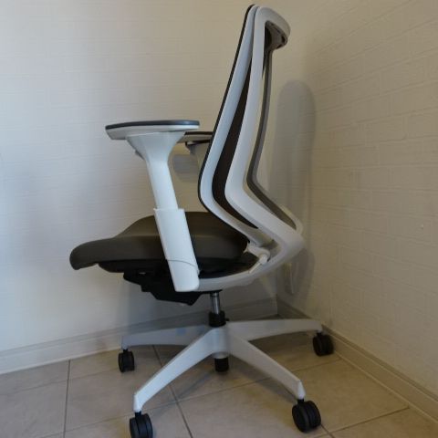 お部屋に馴染むおしゃれ ブラウン系メッシュ椅子