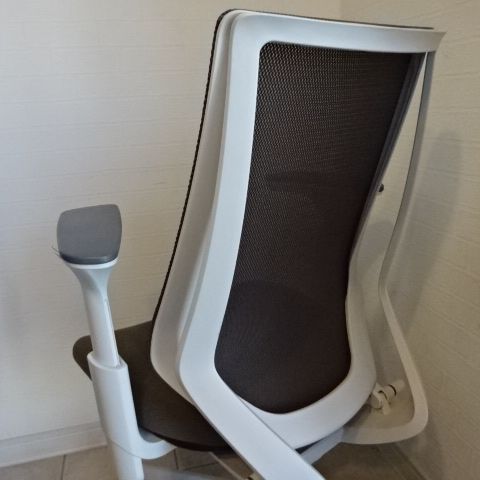 ブラウン系メッシュ椅子