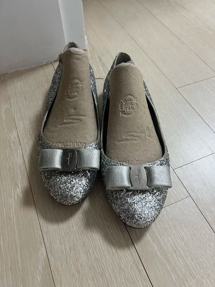 フェラガモ フラット シルバー シューズ