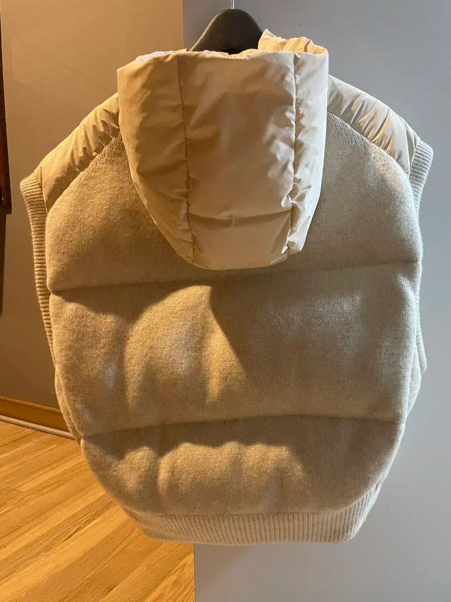 the CASHMERE ブレンド テクスチャー ブロック グース ダウン ベスト