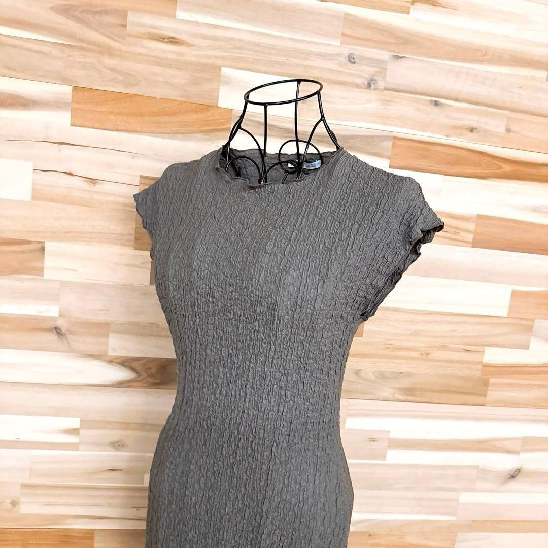 ザラ 立体 シボ加工 クレープ調 シャーリング ロング ワンピース M カーキ ノースリーブ フリル クルーネック ドレス