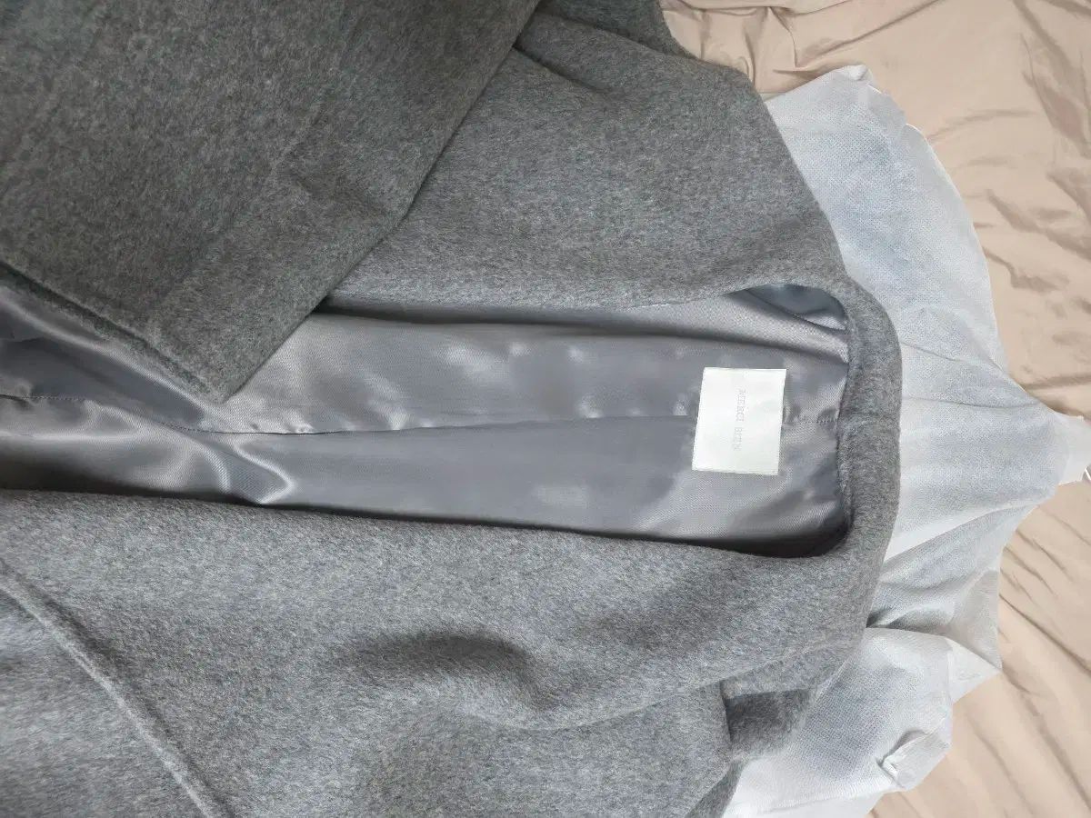 メビ メルシービアン シティ コート グレー_ほぼ