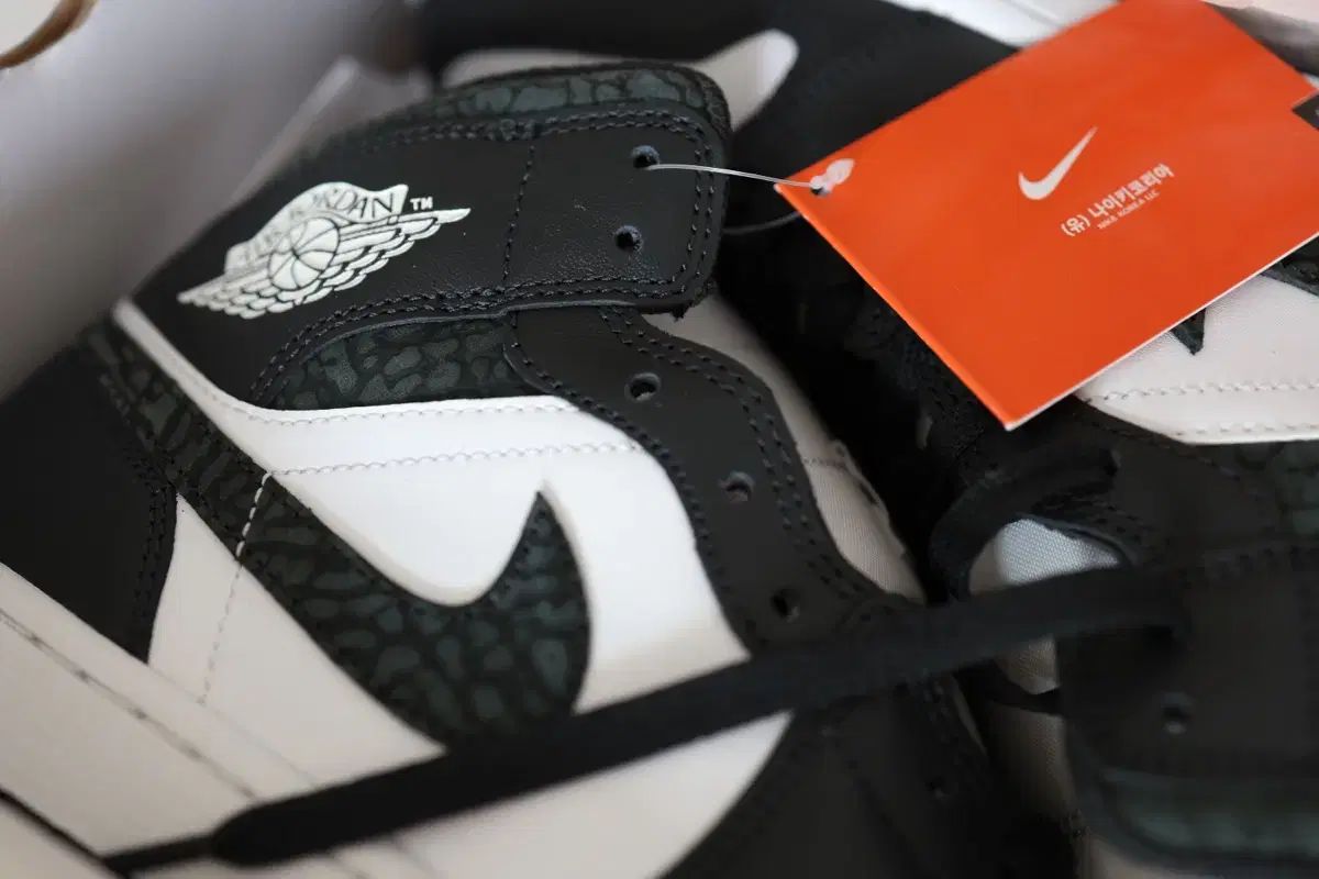 ナイキ エア ジョーダン1 ミッド OFF NOIR 9911-001 靴 プレゼント