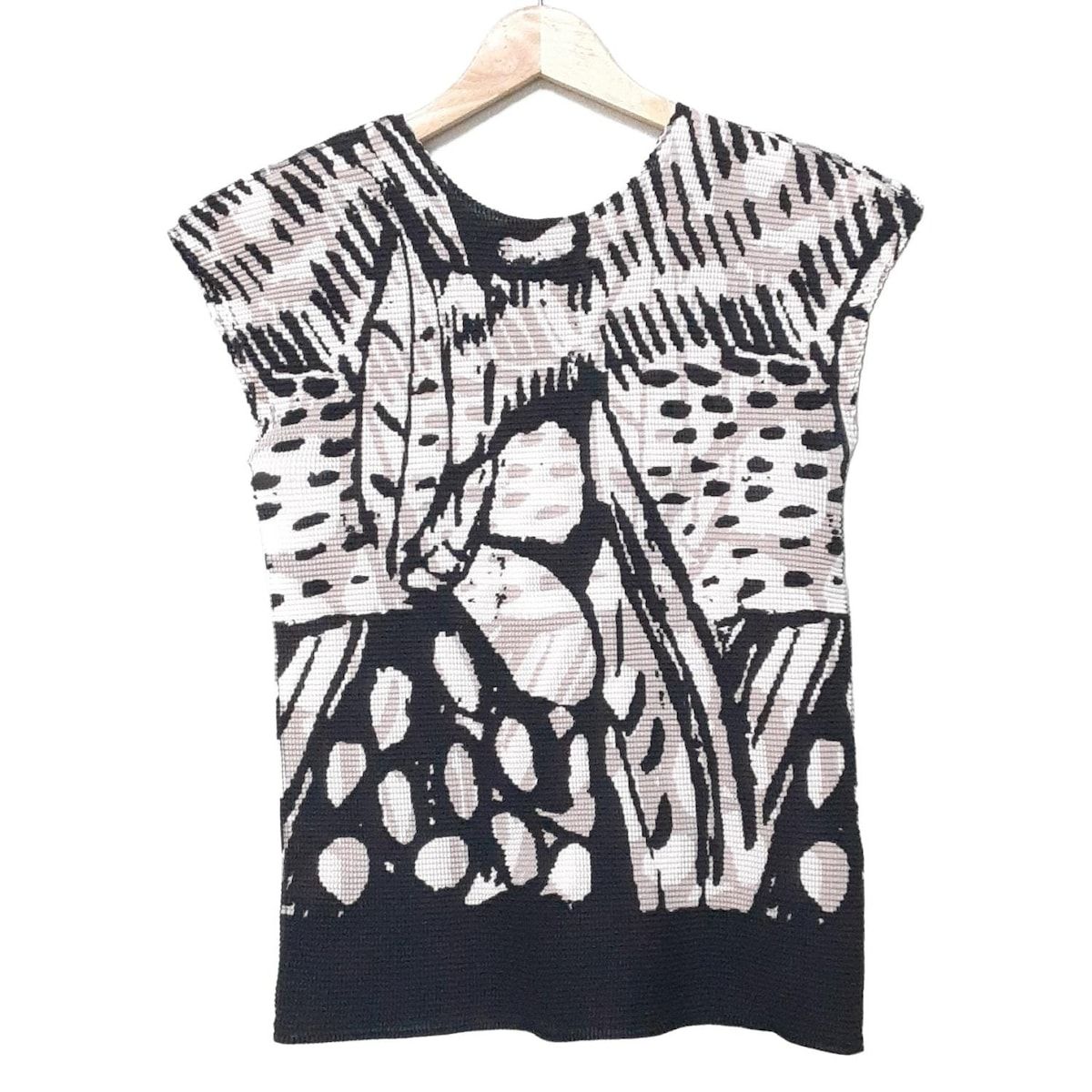 me ISSEY MIYAKE ミー イッセイミヤケ ノースリーブカットソー レディース - 黒×白×ピンクベージュ クルーネック プリーツ 総柄