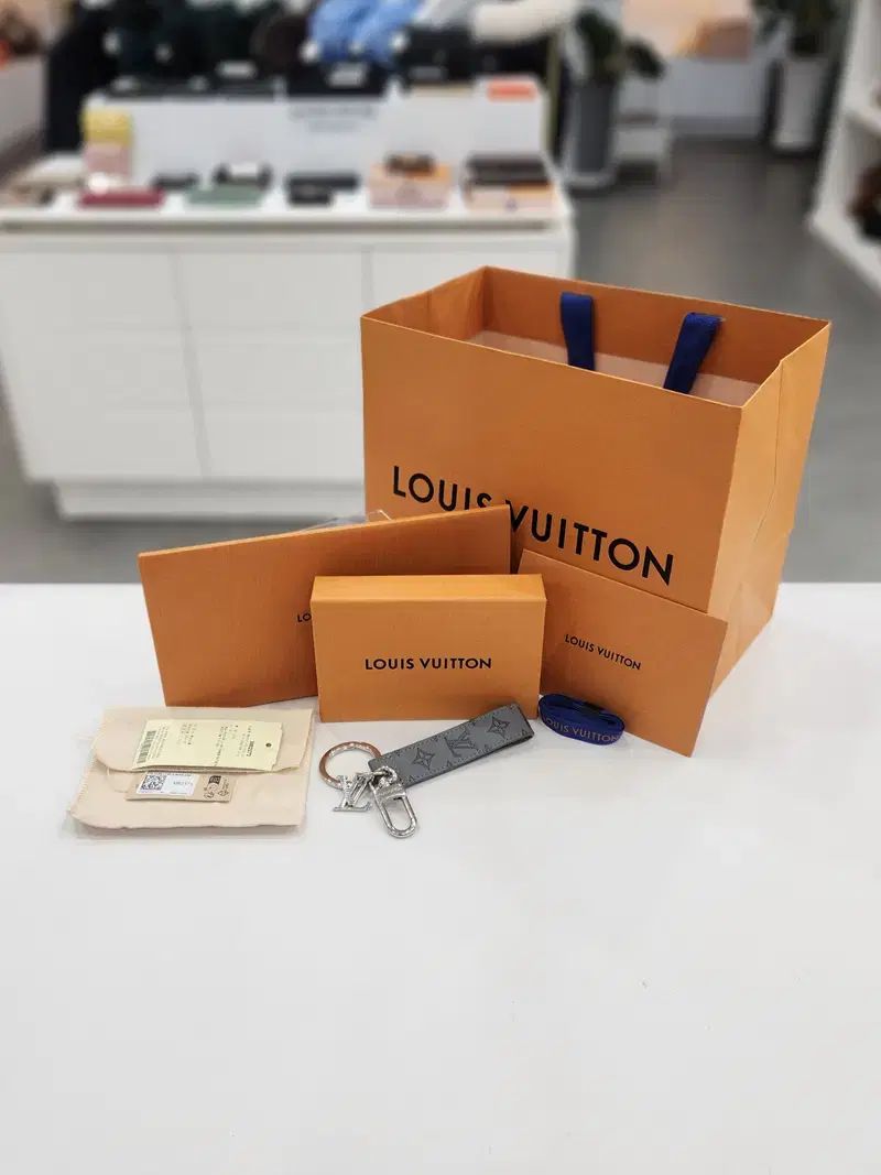 ルイヴィトン シャドウ ドラゴンドゥーラ バッグチャーム キーホルダー M82373