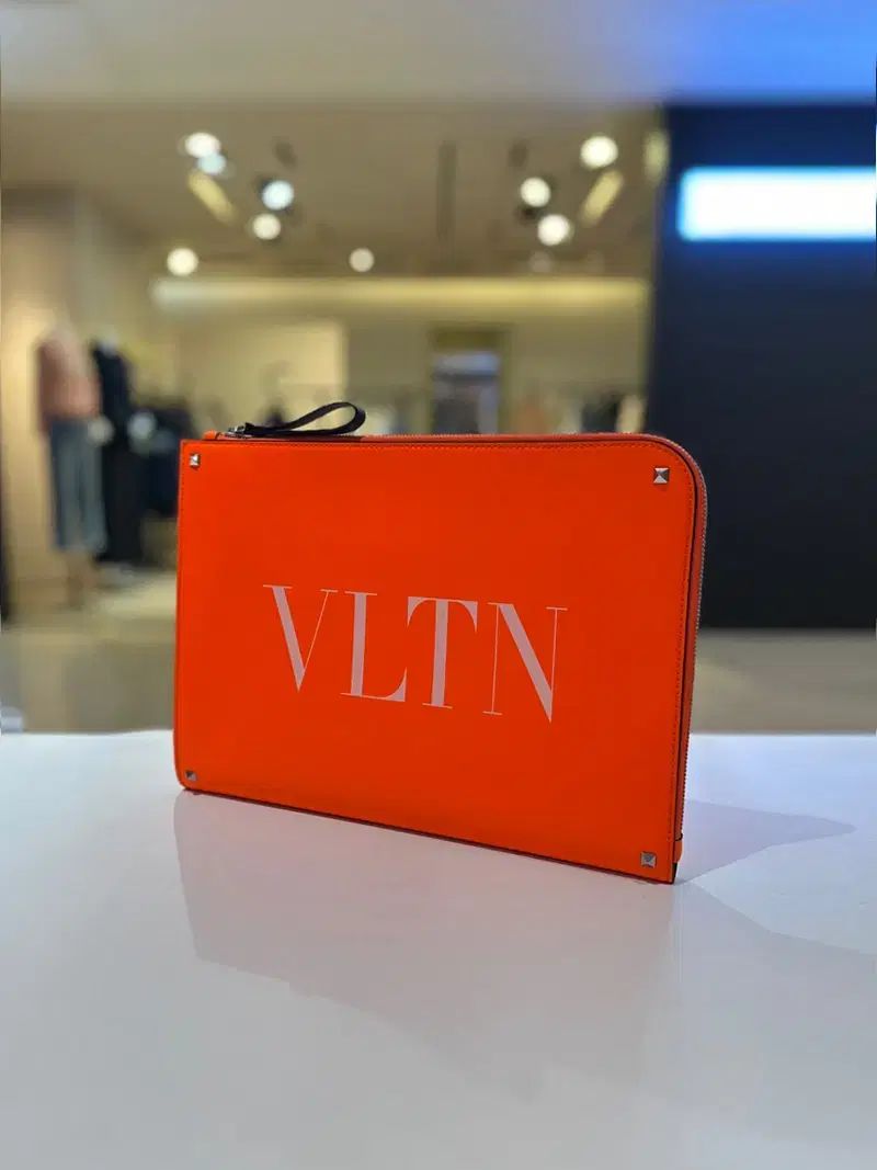 ヴァレンティノ VLTN ロゴ ドキュメント クラッチバッグ TY0B0457LNG