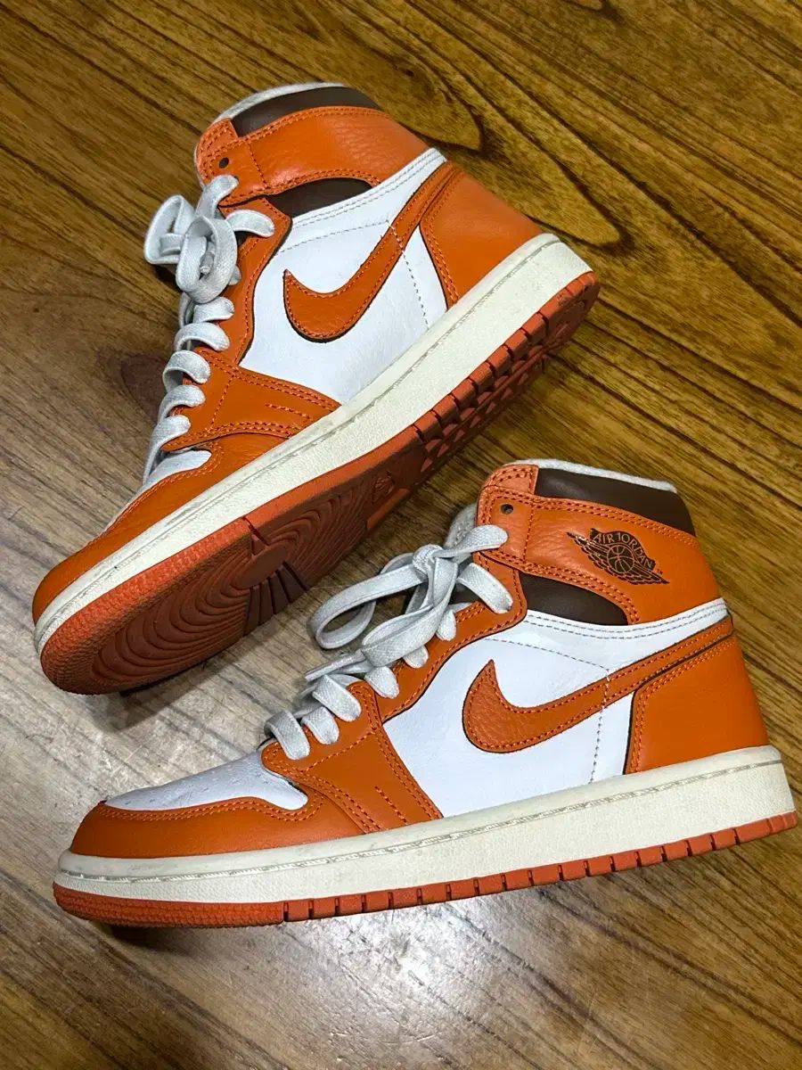 ナイキ エア ジョーダン 1 ハイ オレンジ 白