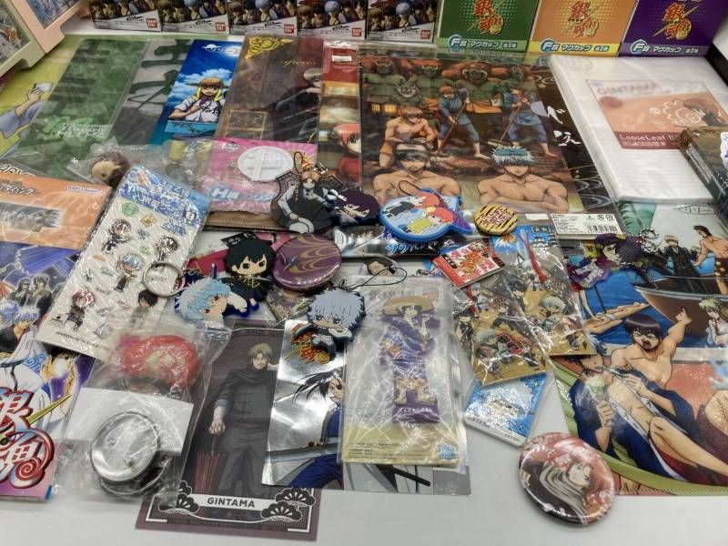 大量まとめ】銀魂 グッズ 約5kg フィギュア/缶バッジ/アクスタ/クリア