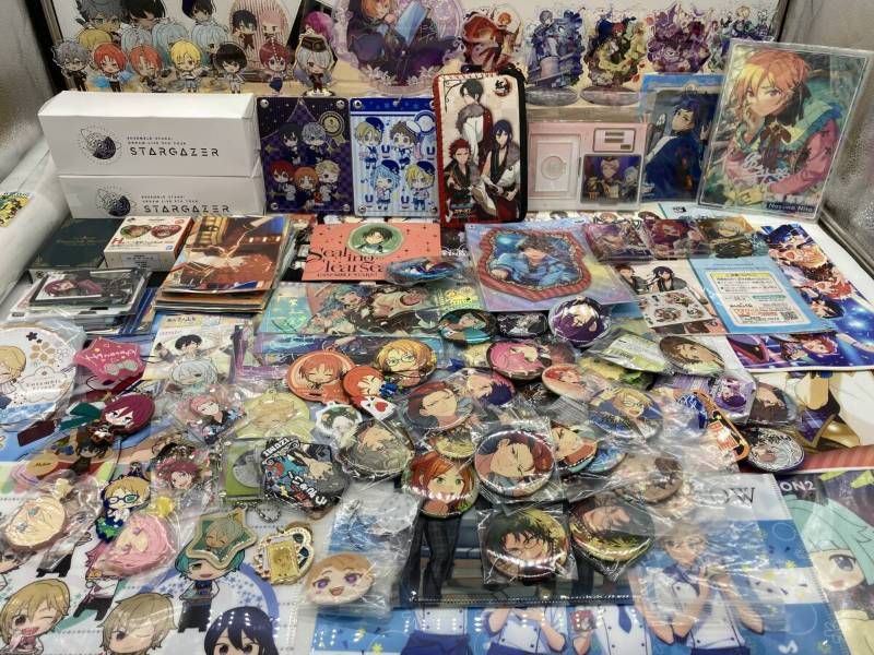 大量まとめ あんさんぶるスターズ グッズ 約3kg 缶バッジ アクスタ ポスター 紙類 他 あんスタ 乙女系 アニメ 女性向け