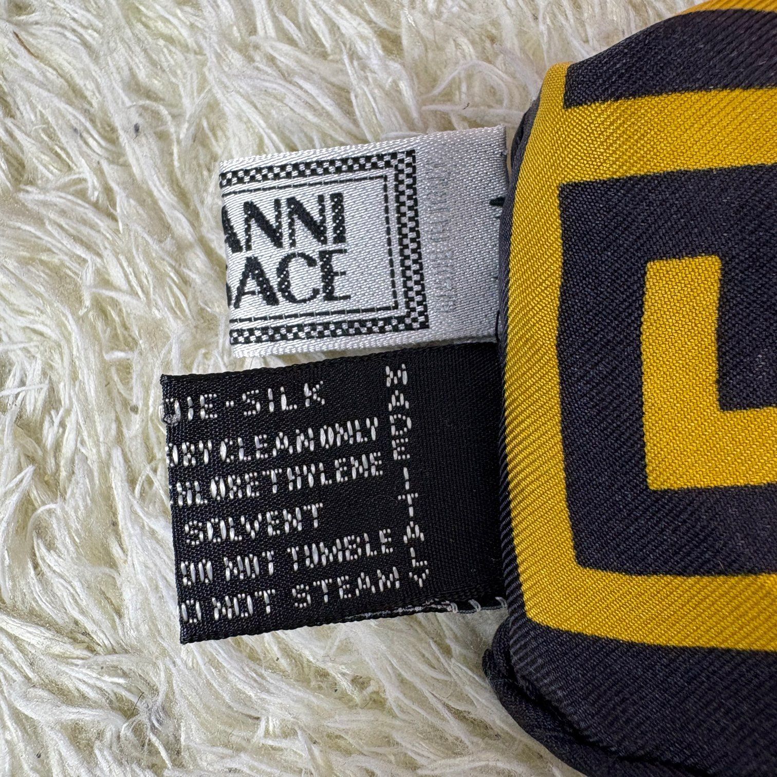 ヴェルサーチ スカーフ ストール ヴィンテージ シルク ピンク 大判 アート 女性モチーフ Vintage Versace Silk Scarf Shawl Pink Large Art Print Woman Motif Made in Italy