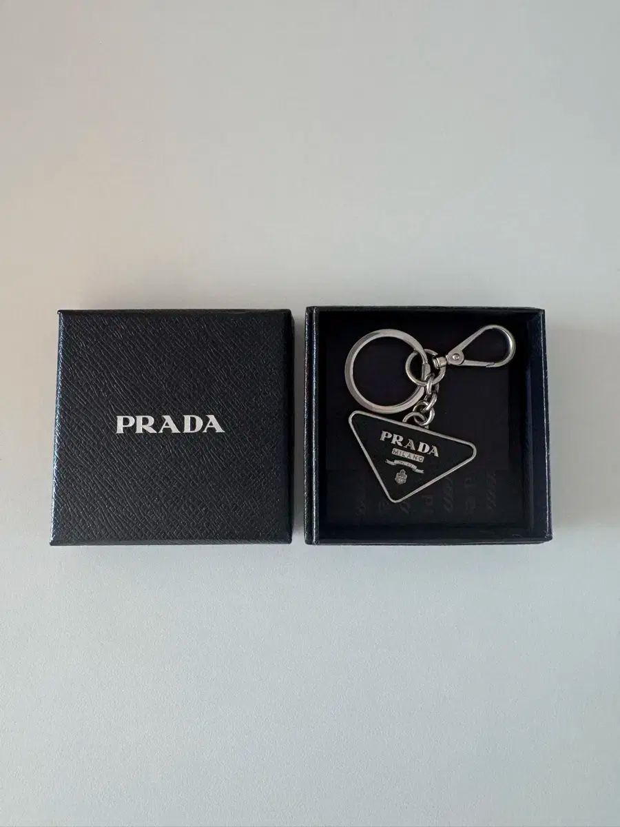 PRADA プラダ 三角ロゴ キーホルダー