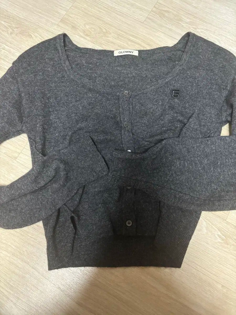 送料無料も! GLOWNY ペギー ウール カーディガン チャコール 正確な