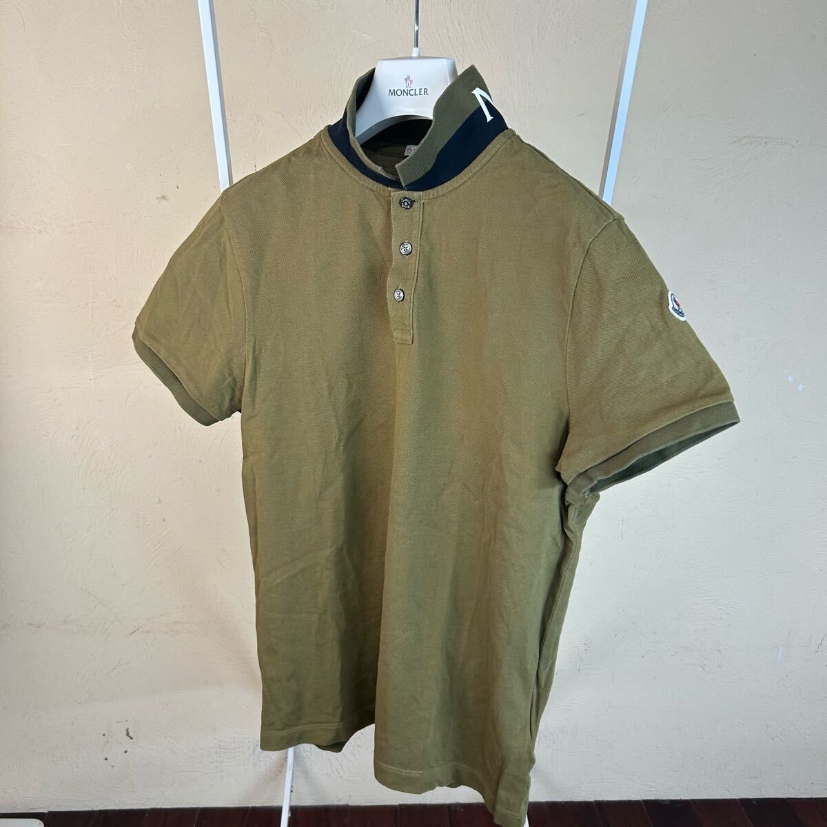 MONCLERモンクレール襟レタリング半袖ポロシャツカーキM