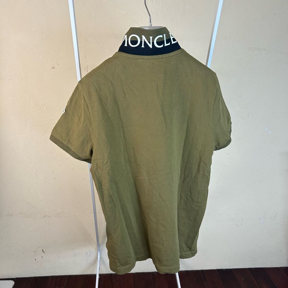 MONCLERモンクレール襟レタリング半袖ポロシャツカーキM