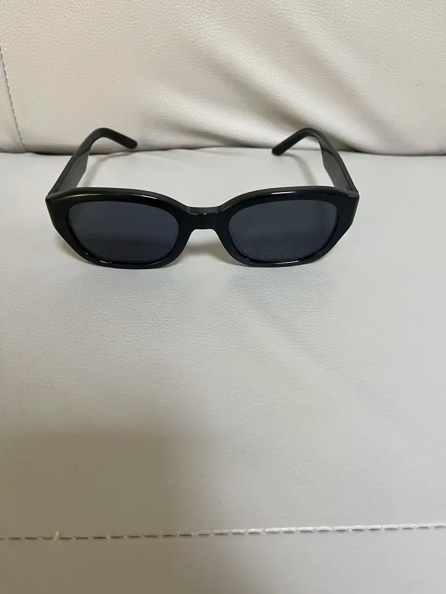 グラフィックプラスチックxイェロービー サングラス イドンフィ着用