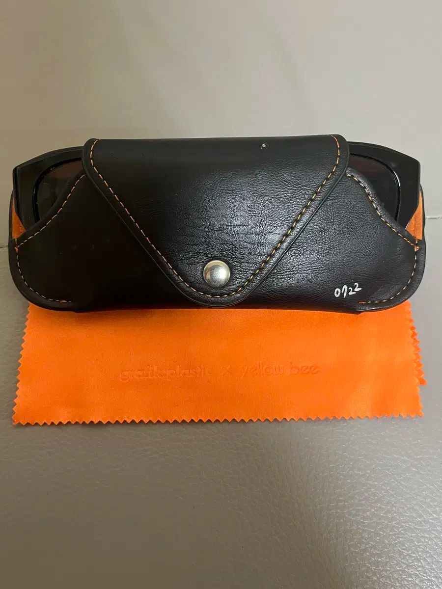 グラフィックプラスチックxイェロービー