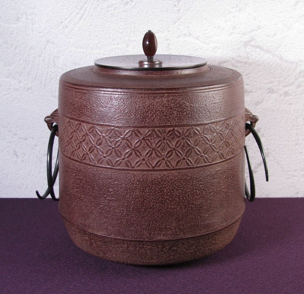 釜師：人間国宝 佐藤浄清 七宝文地紋釜 高さ：21.5cm 重さ：3.4kg 未