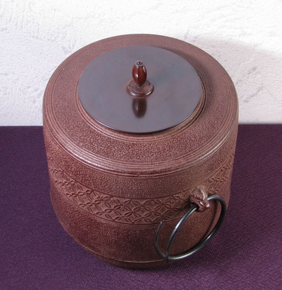 釜師：人間国宝 佐藤浄清 七宝文地紋釜 高さ：21.5cm 重さ：3.4kg 未