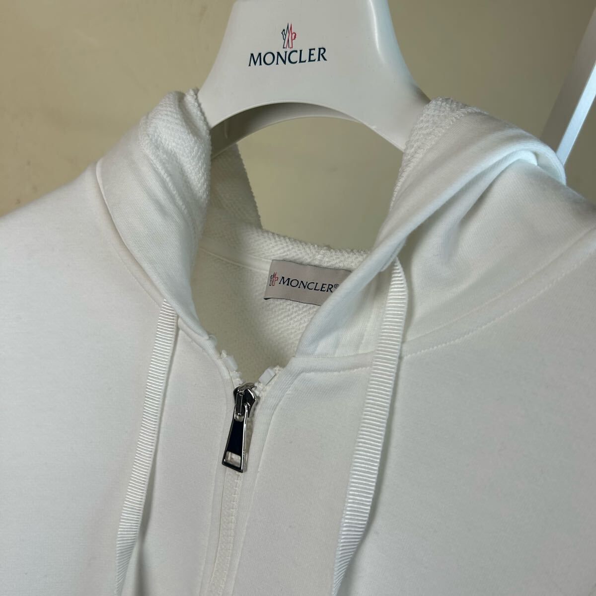 【極美品】MONCLER モンクレールフードパーカー袖ゴールド白M 極美品】MONCLER モンクレールフードパーカー袖ゴールド白M - メルカリ