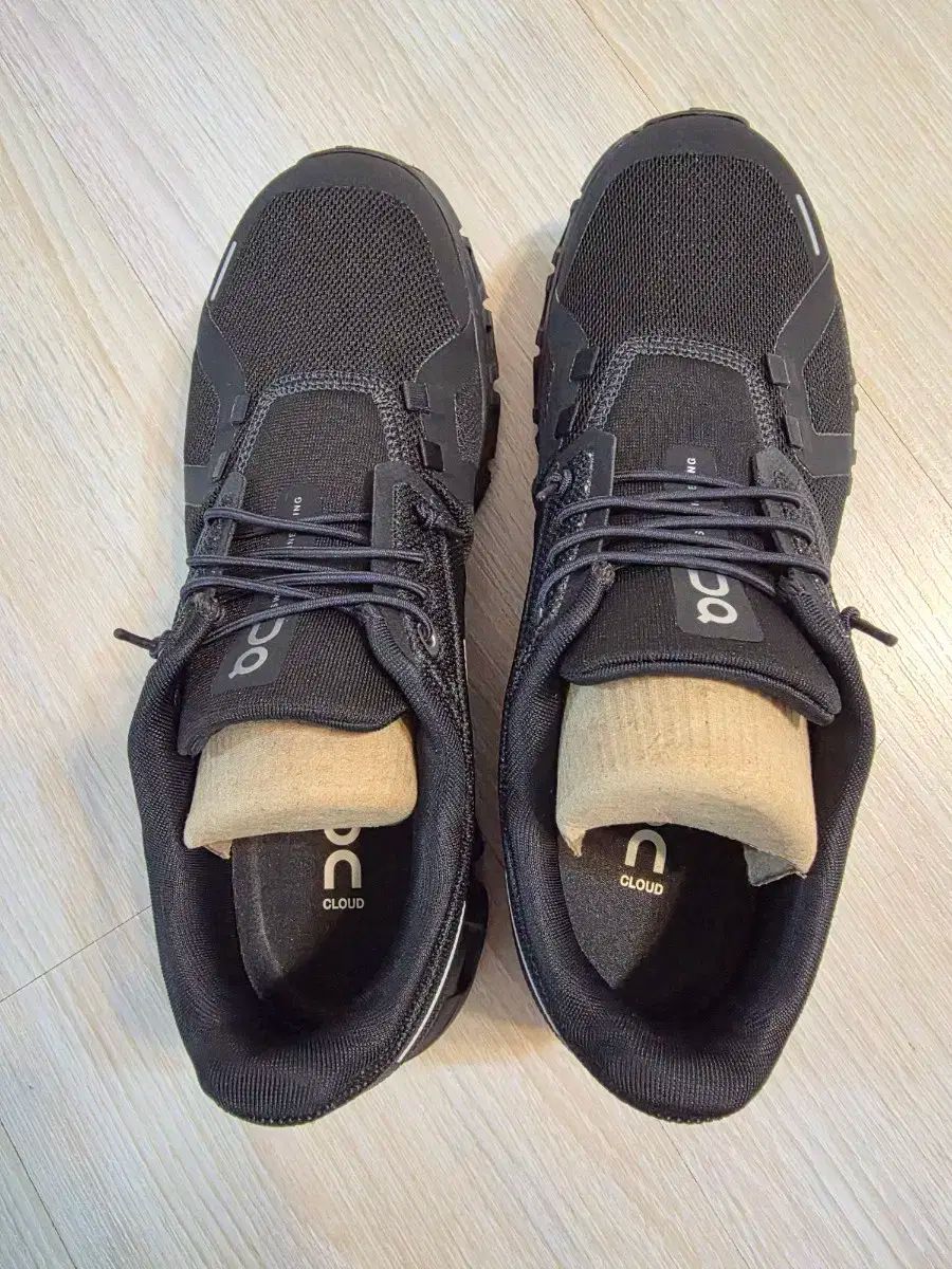 オンランニング クラウド 5 オールブラック 260mm