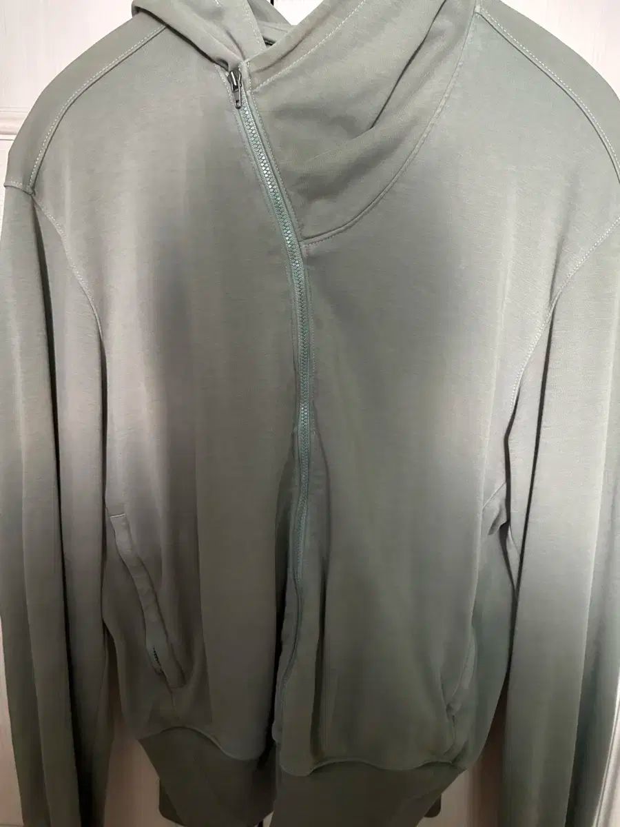 EE フーディー ジップアップ オリーブ S