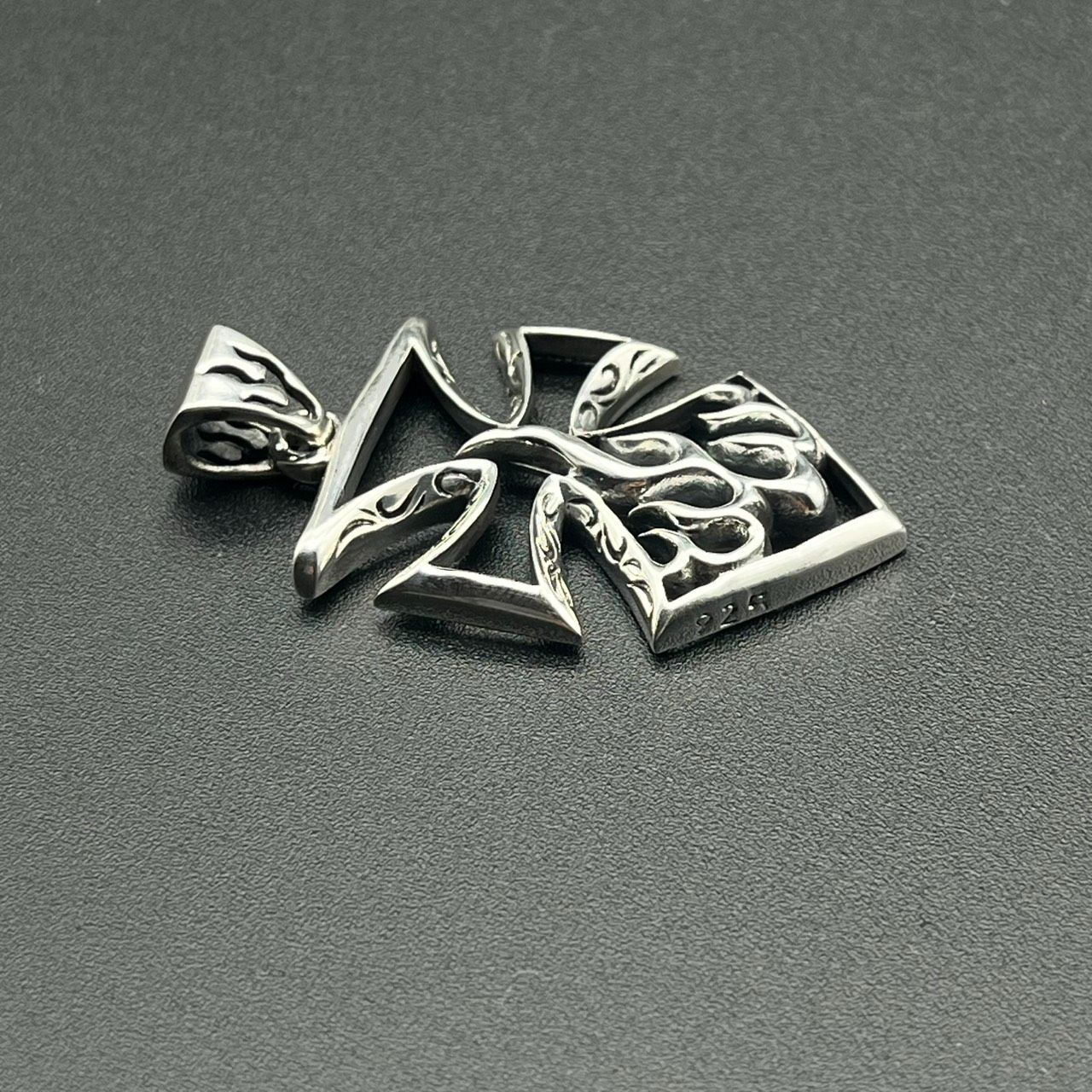 シルバー925 炎モチーフ クロスペンダントトップ ファイヤー アイアン