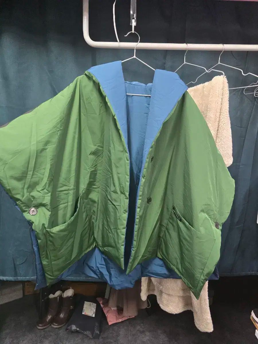 ファーブルリカグリーン ブルー バイ ケープ コート