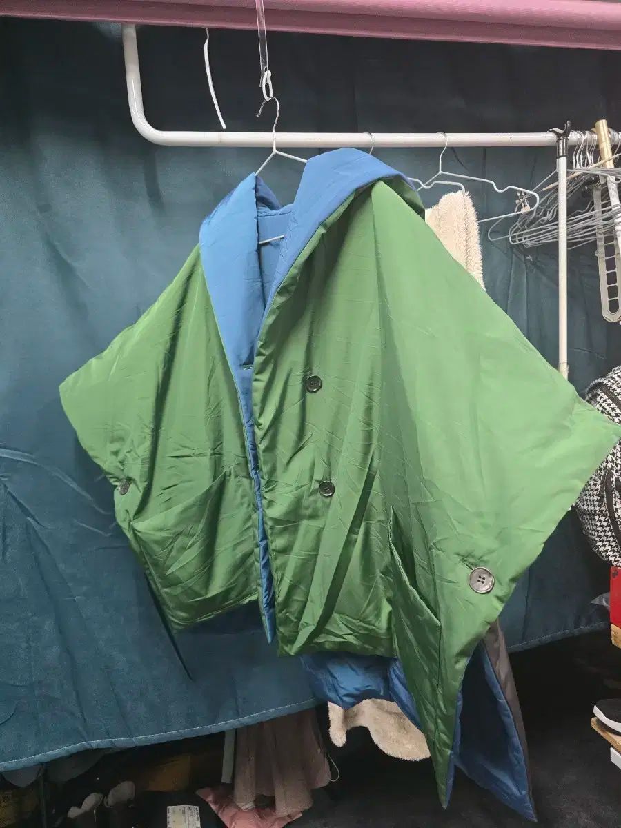ファーブルリカグリーン ブルー バイ ケープ コート