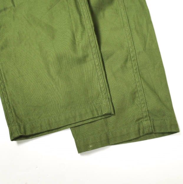 シオタ スビンコットンバックサテンベイカーパンツ