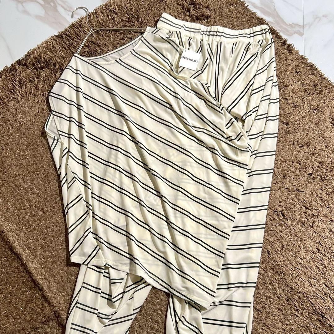 ISSEY MIYAKE イッセイミヤケ 2025AW 秋冬 アシンメトリー 変形 ストライプ ホワイト系 プルオーバー ノースリーブ カットソー イージーパンツ ギャザー フルレングス ウエストゴム ストレッチ素材 2サイズ レディース