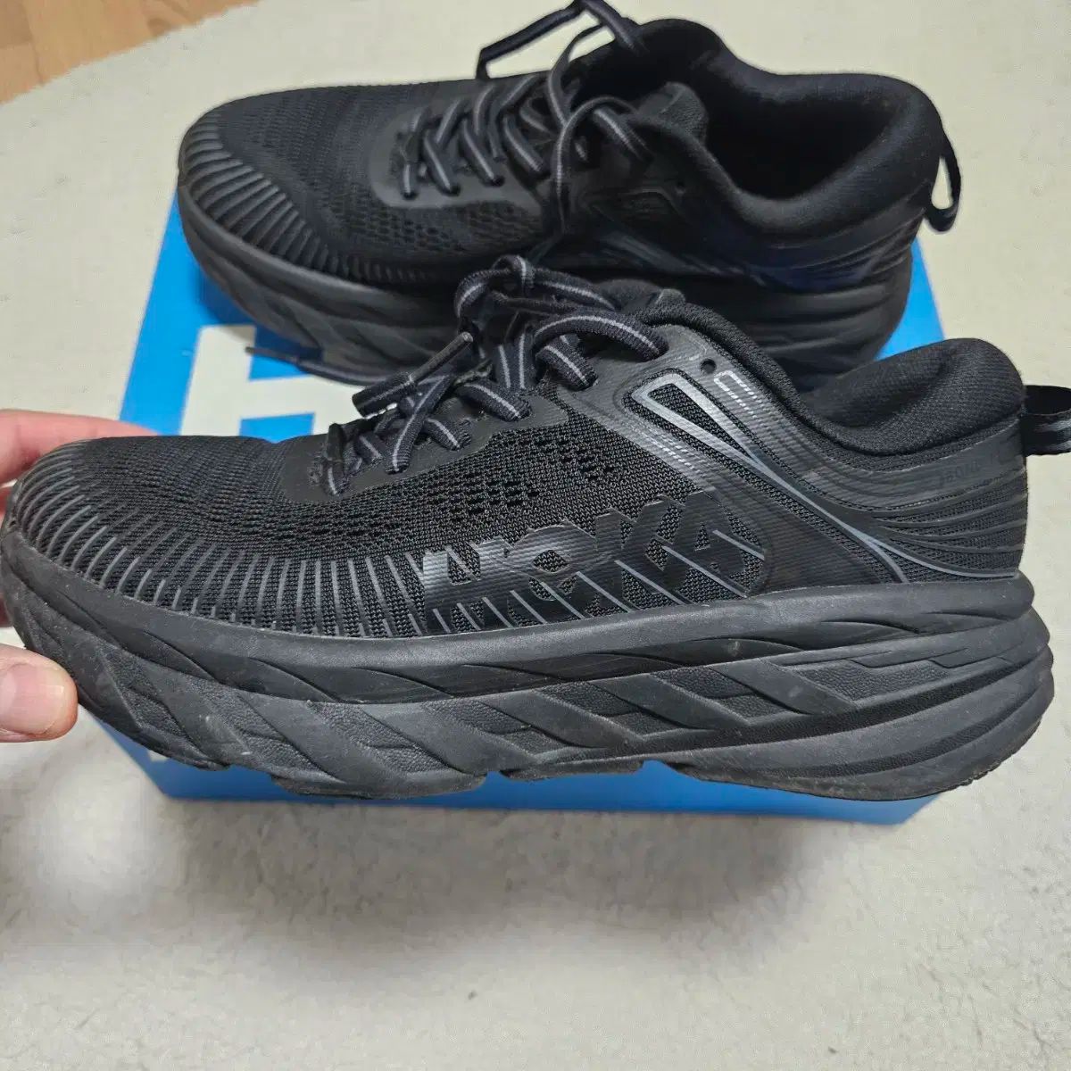 ホカ オネオネ ボンダイ7 トリプルブラック 235