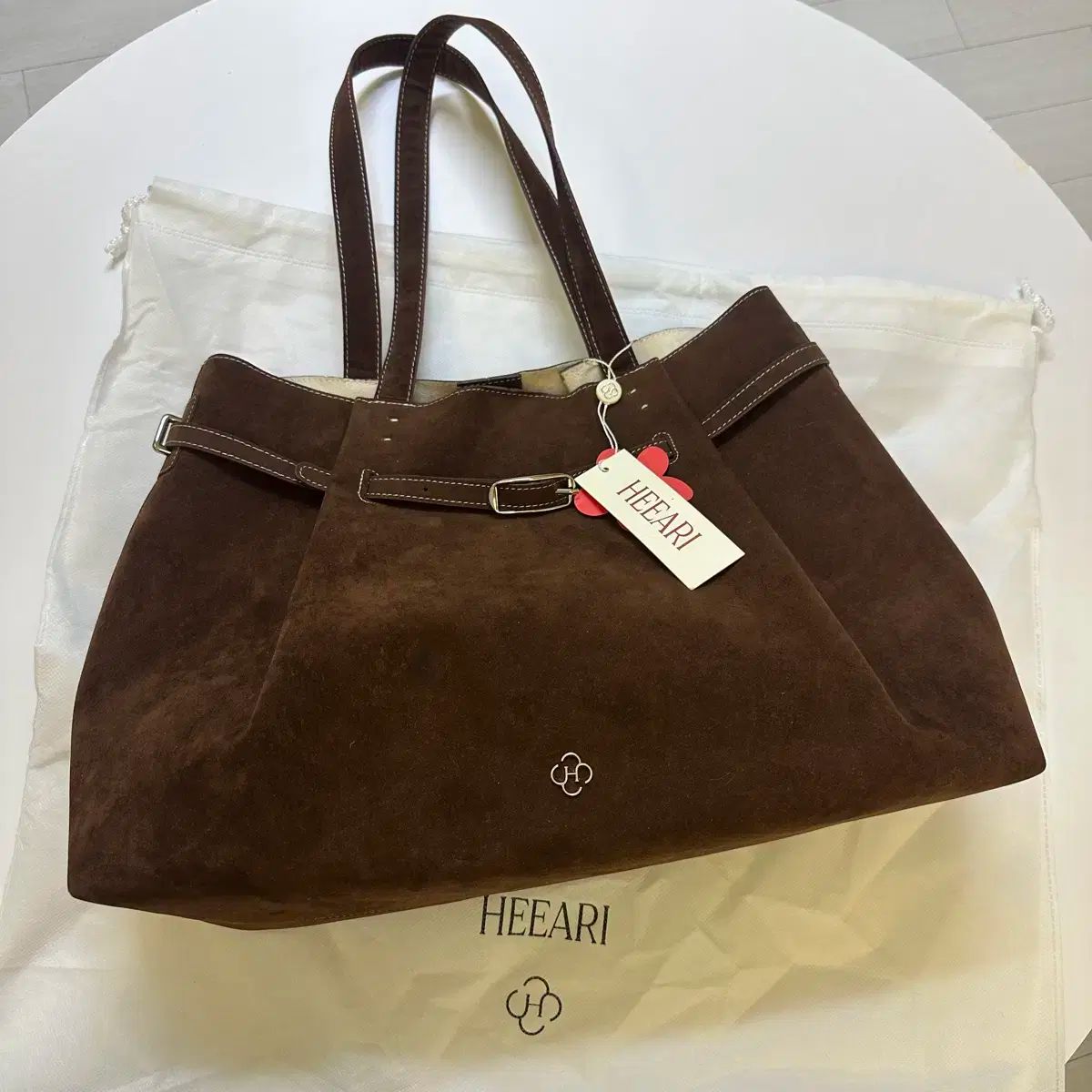 ヒアリー フルール スウェード ベルト付きバッグ ブラウン ボブサンバッグ ビッグバッグ トートバッグ ショール