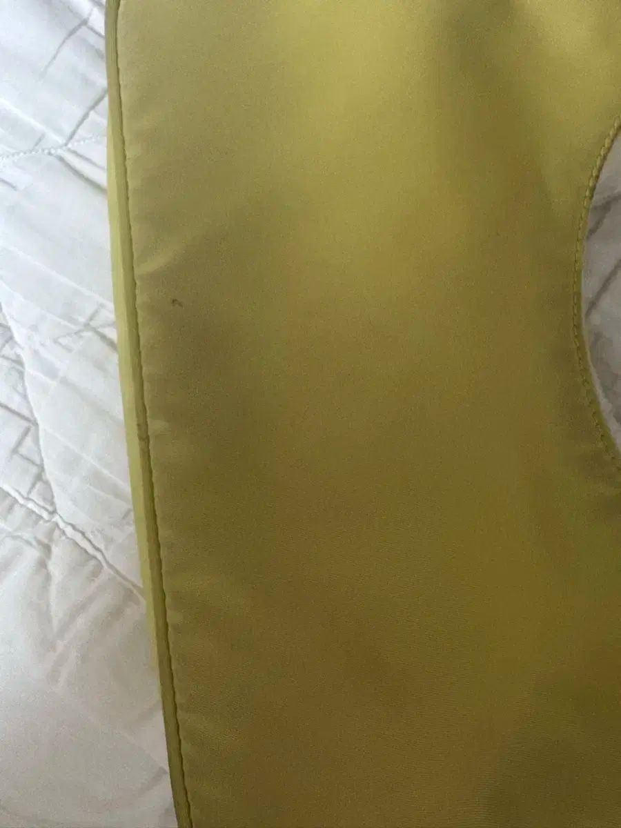 使った感じのする PRADA リーエディション ナイロン ホーボーバッグ