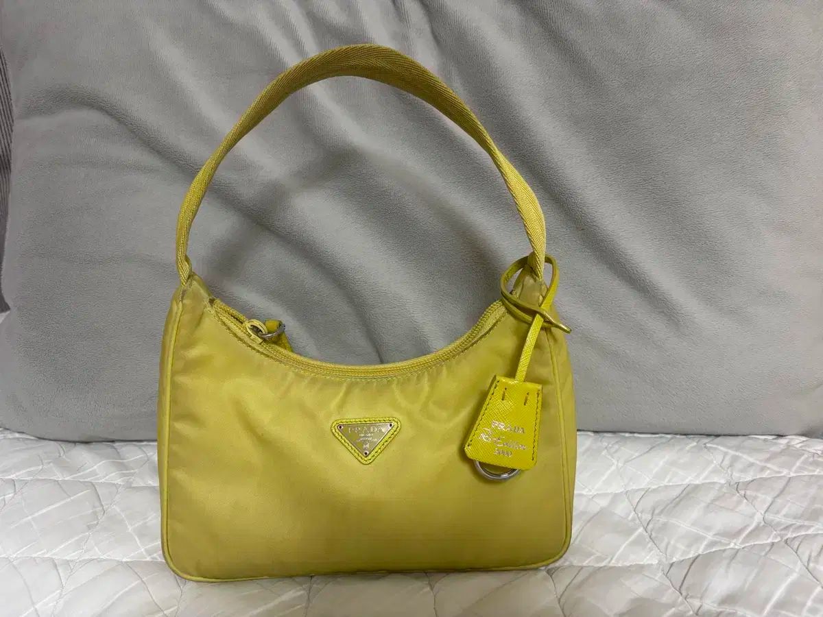 PRADA リーエディション ナイロン ホーボーバッグ