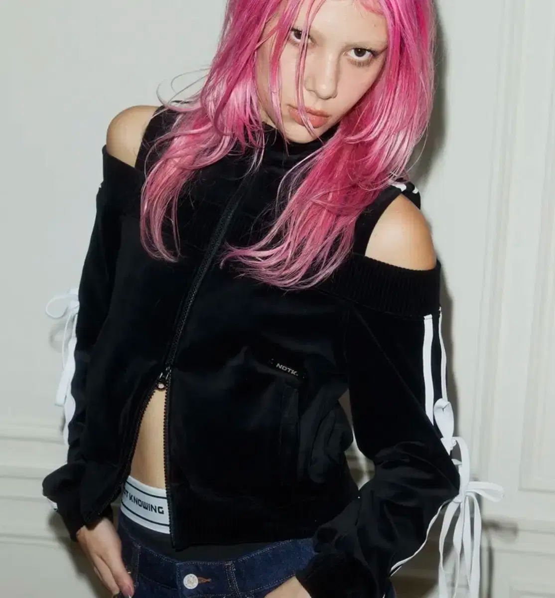 有用な NOT KNOWING ベロア リボン トラック トップス ブラック ウォニョン WONYOUNG チャンウォニョン 着用 激安大特集！