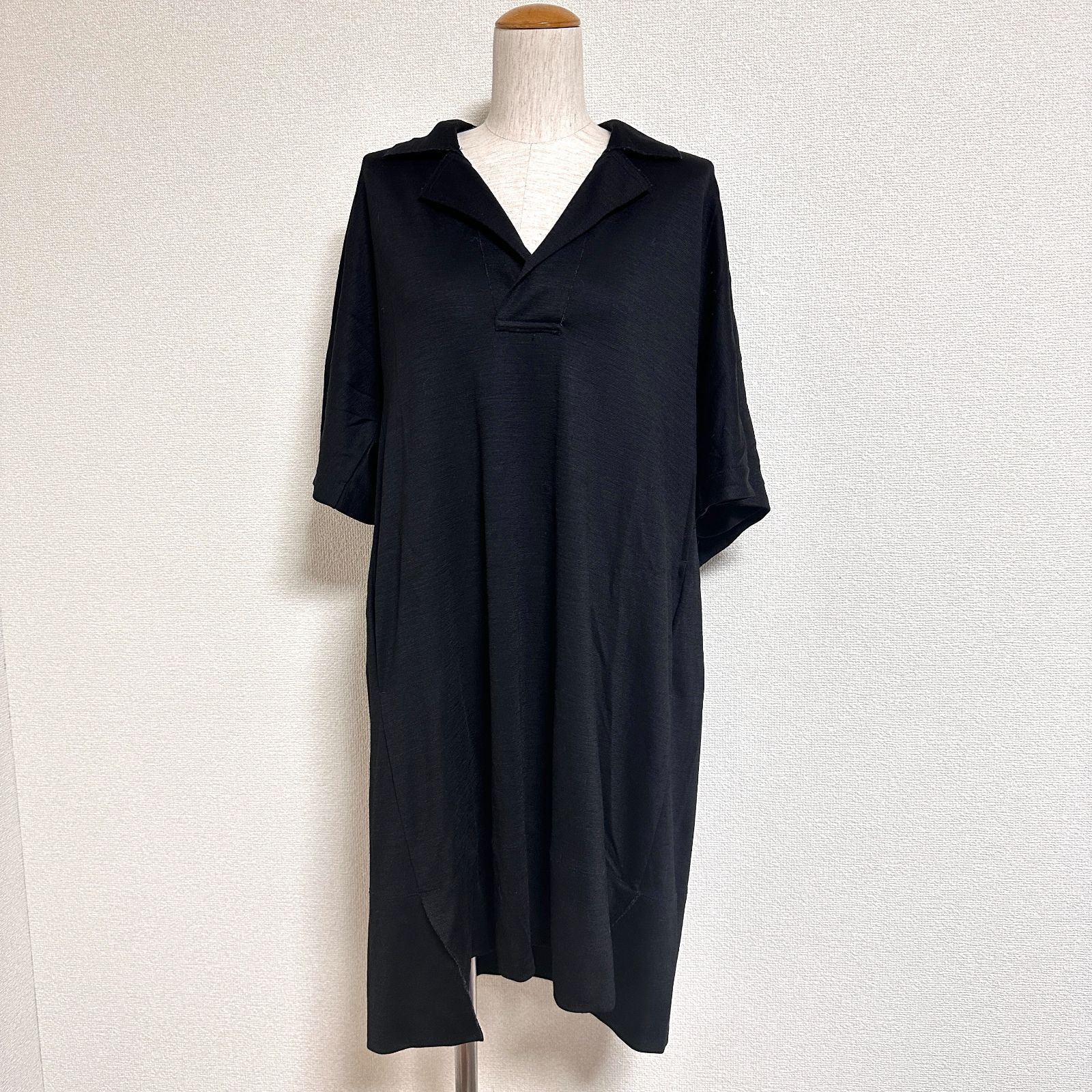 イッセイミヤケ ISSEY MIYAKE 半袖 オープン ウールジャージーチュニックワンピース ひざ丈 カットソーワンピース ポケット付き バックヨークデザイン ブラック