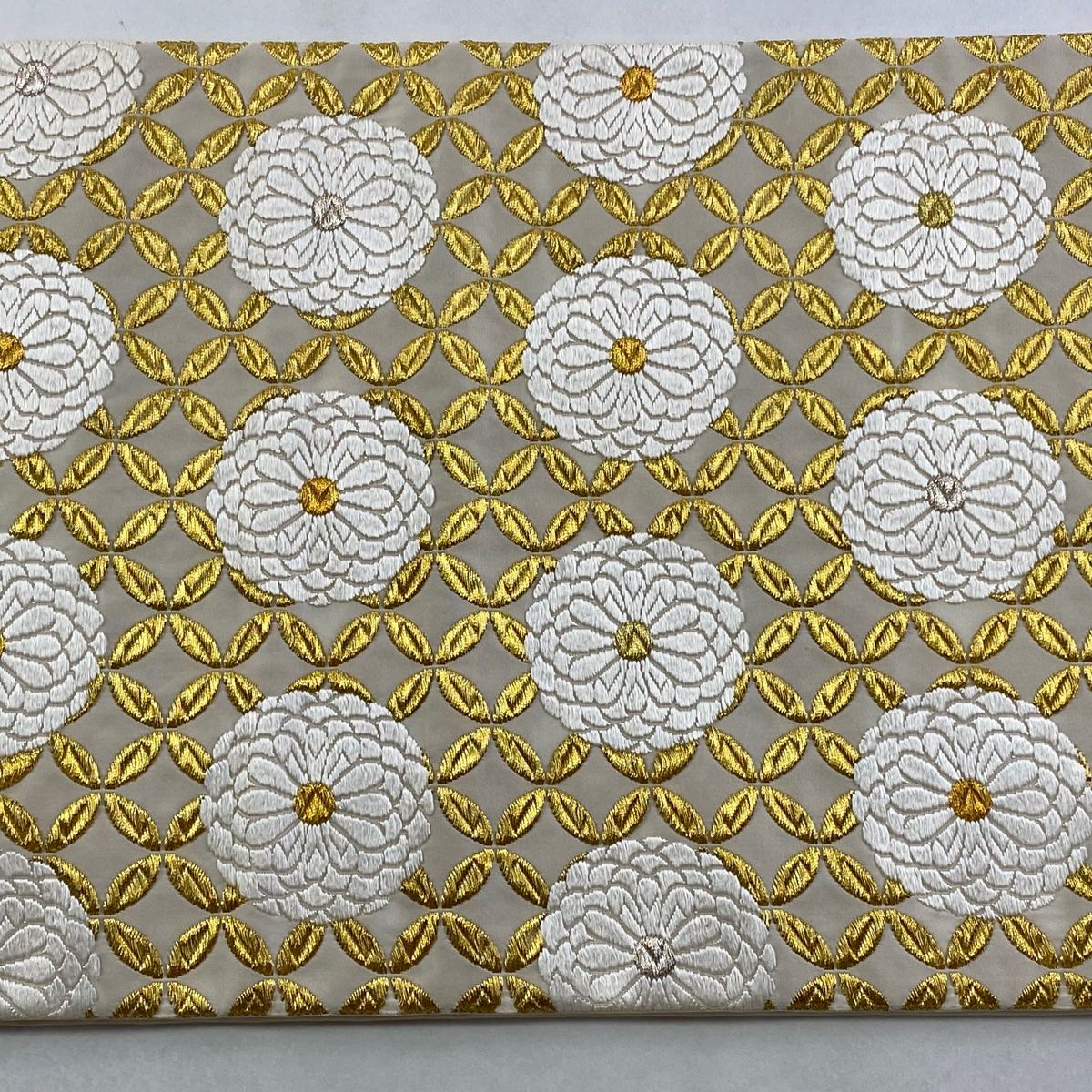 全通袋帯　ベージュ色地に彩菊組七宝文　逸品 オーダー商品\u203b\u203b河合美術織物 謹製 唐織り 西陣織 能寿七宝菱松文 袋帯 白 正絹  日本製帯専門店おびや送料・代引き無料！[商品番号：19751] | 帯専門店おびや