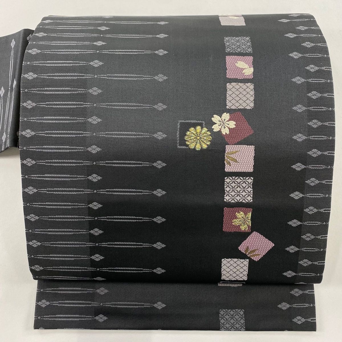 美品】 名古屋帯 秀品 菊 桜 金糸 刺繍 黒灰 正絹 【中古】 - メルカリ