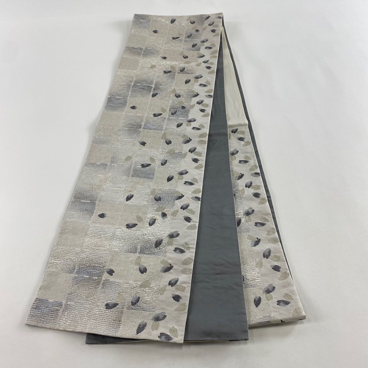 袋帯 秀品 桜の花びら 幾何学模様 金糸 刺繍 灰色 六通 正絹 【中古