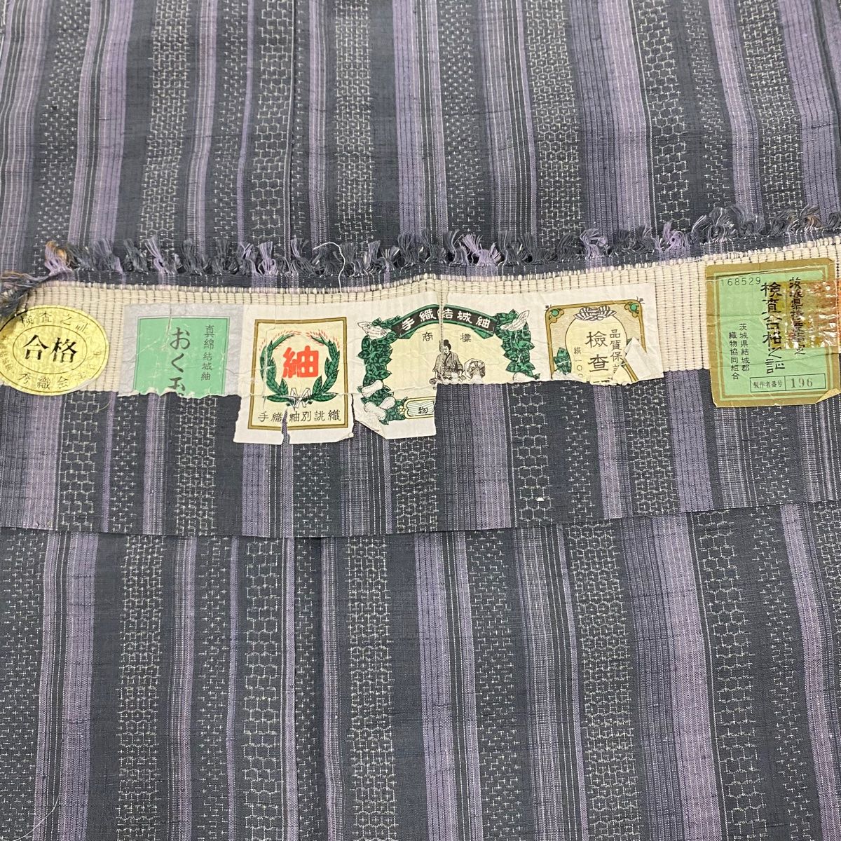  結城紬 身丈157 cm 裄丈62.5 S 袷 証紙 縦縞模様 亀甲絣 灰紫 正絹 紬 着物