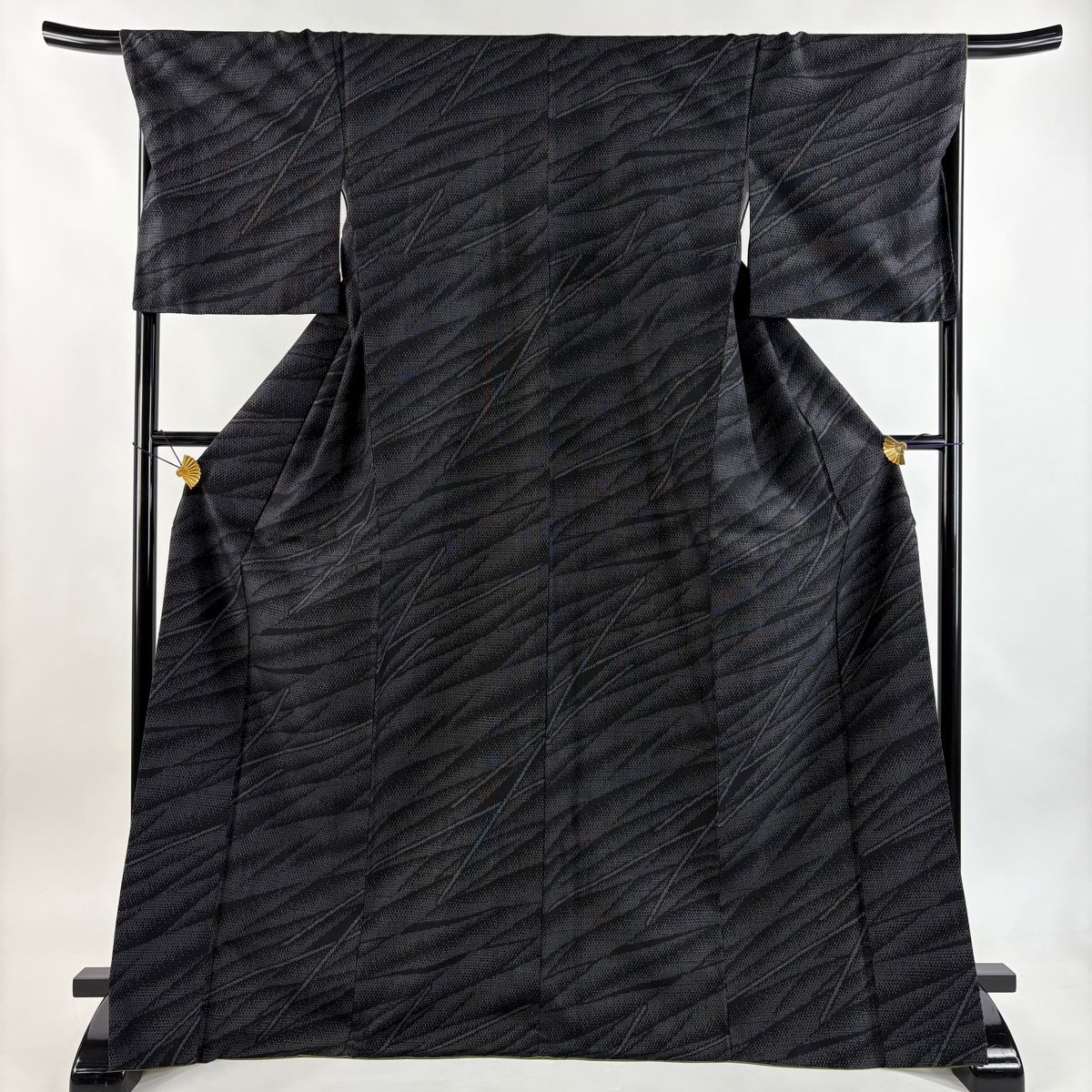 紬 身丈172 5 cm 裄丈68 L 袷 幾何学 亀甲絣 黒灰 正絹 秀品