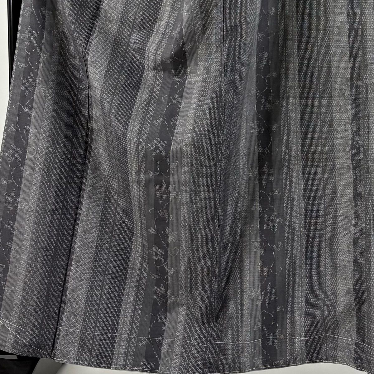紬 身丈162 5 cm 裄丈65 M 袷 花唐草 縦縞 灰色 正絹 秀品