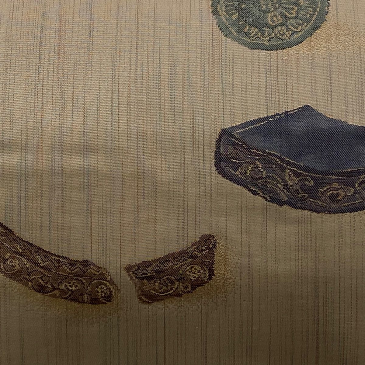 名古屋帯 秀品 紬地 関西仕立て 華文 器物 箔 薄茶色 正絹