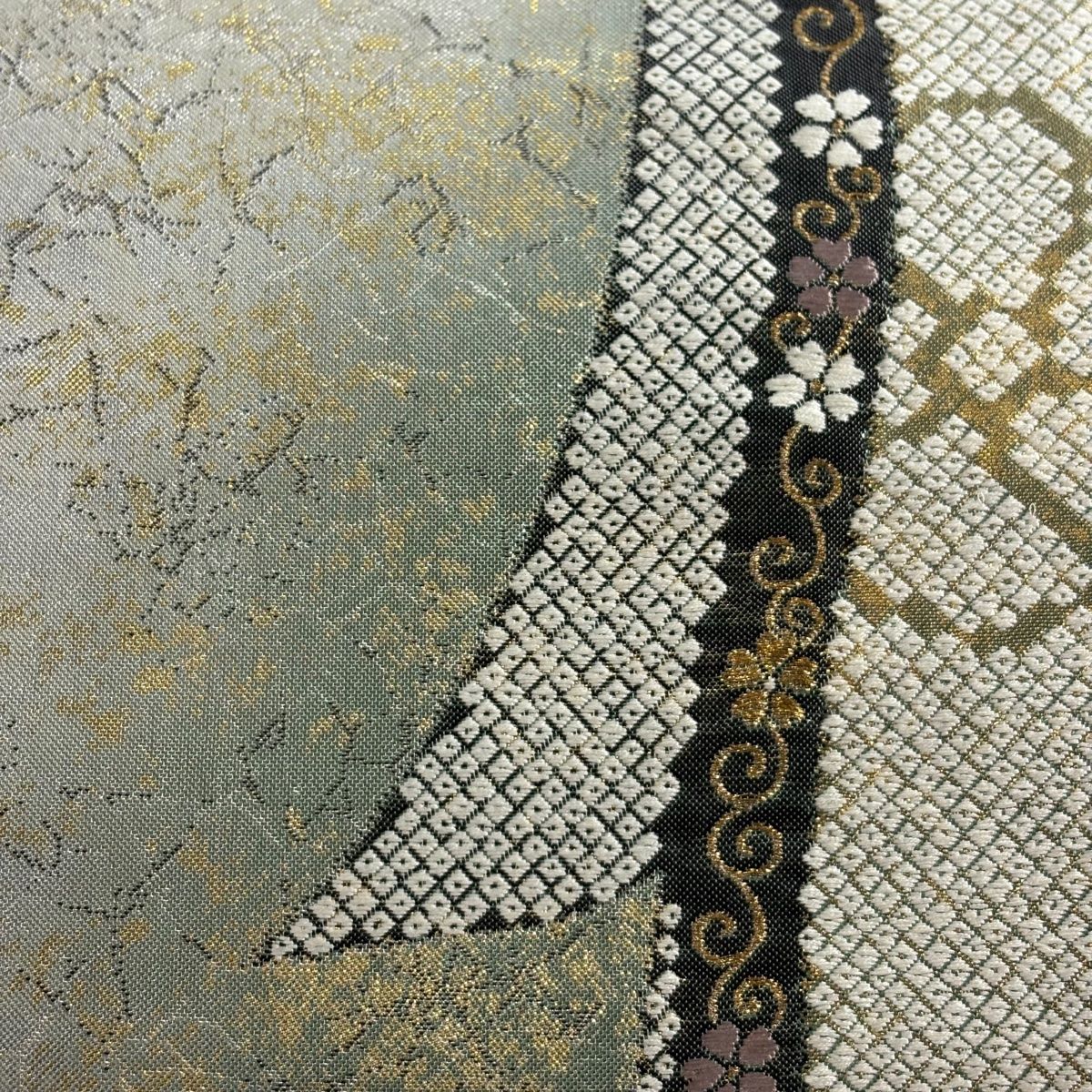 袋帯 秀品 花唐草 熨斗 金糸 箔 銀色 六通 正絹