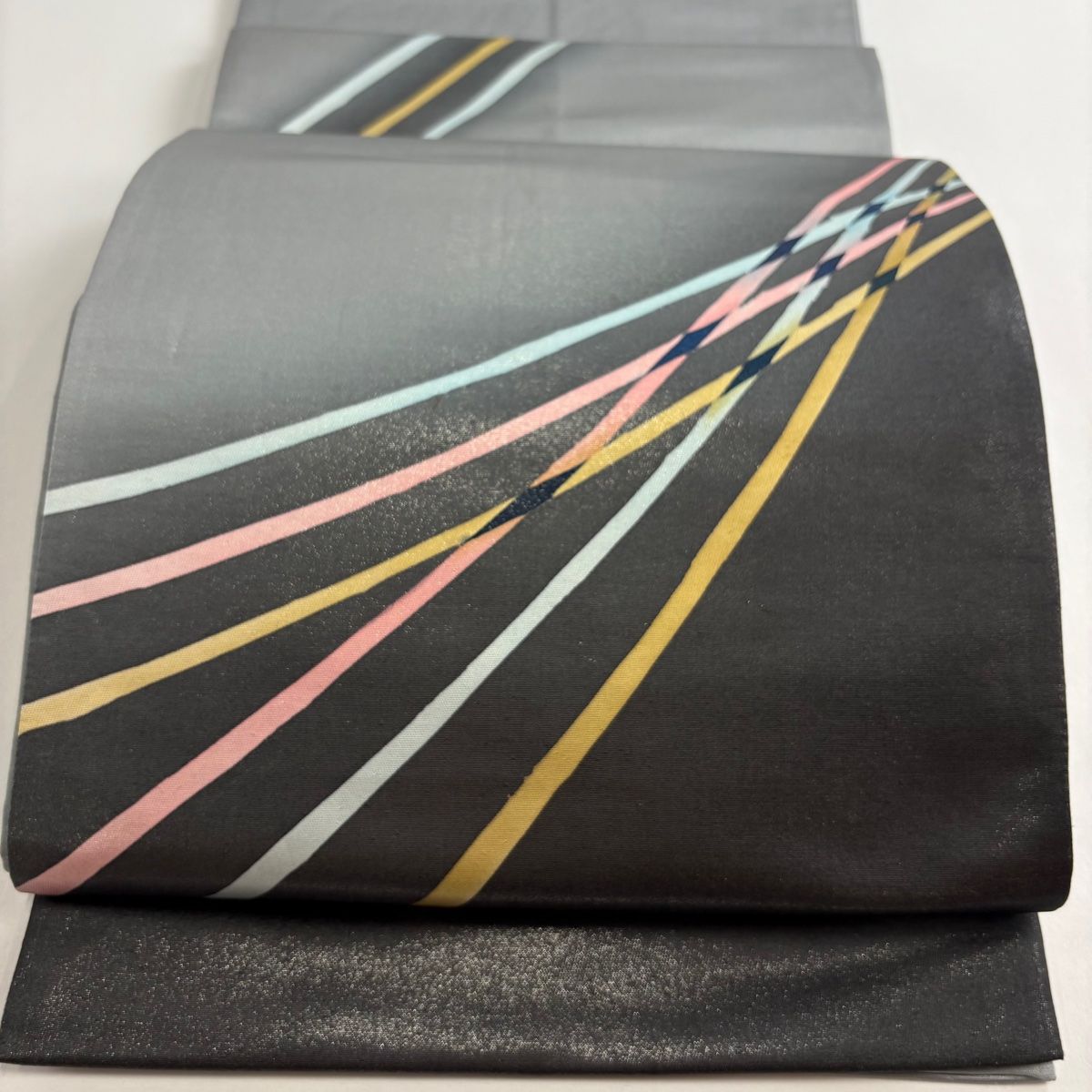 袋帯 秀品 幾何学模様 銀通し ぼかし 墨色 お太鼓柄 正絹