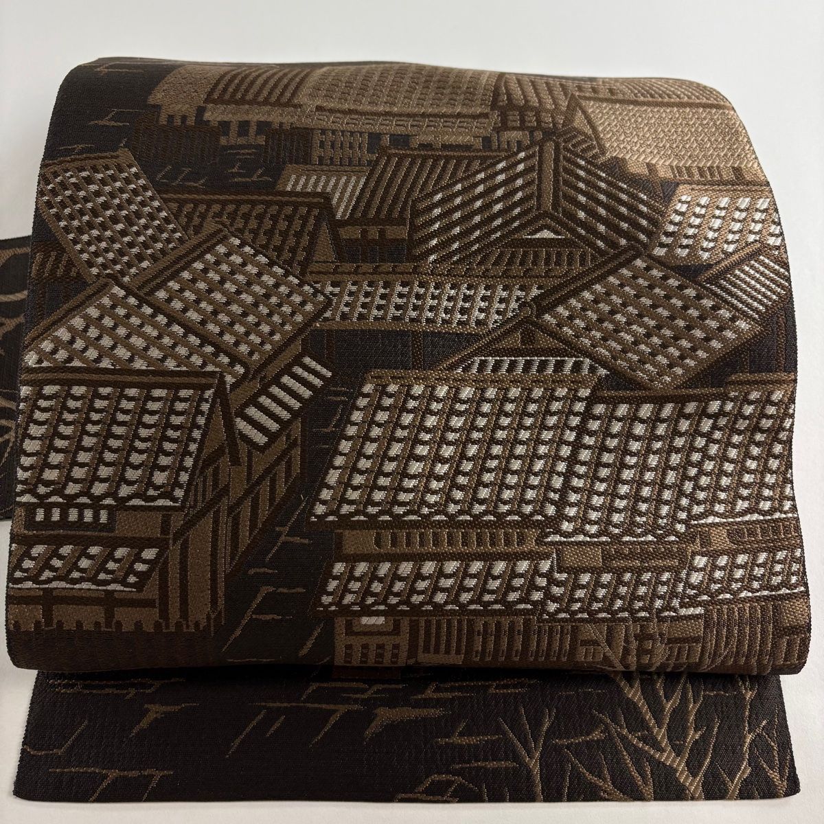 名古屋帯 秀品 落款 八寸名古屋帯 桝屋儀兵衛 建物 樹木 焦茶色 正絹