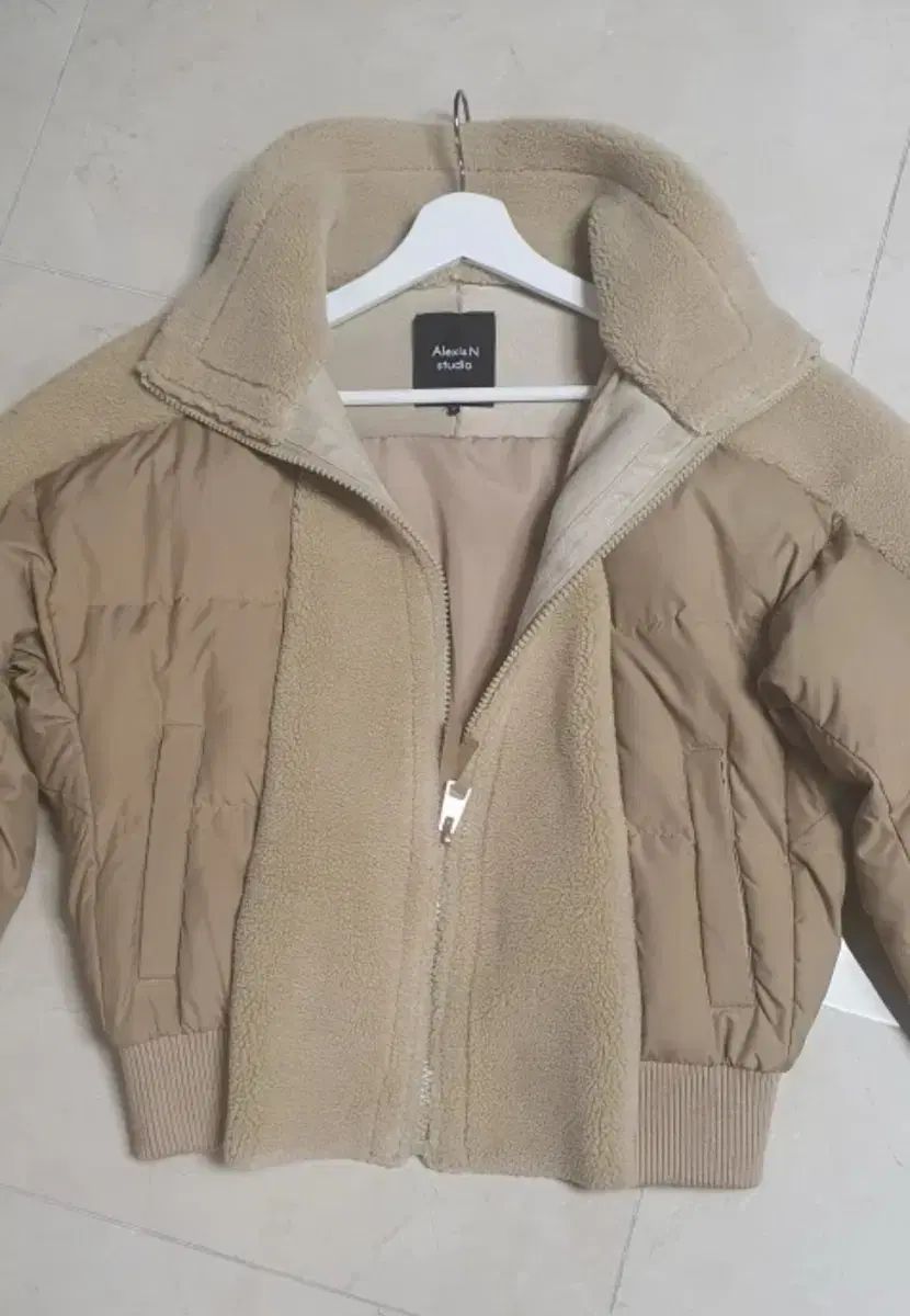 Alexis N Studio ダウン